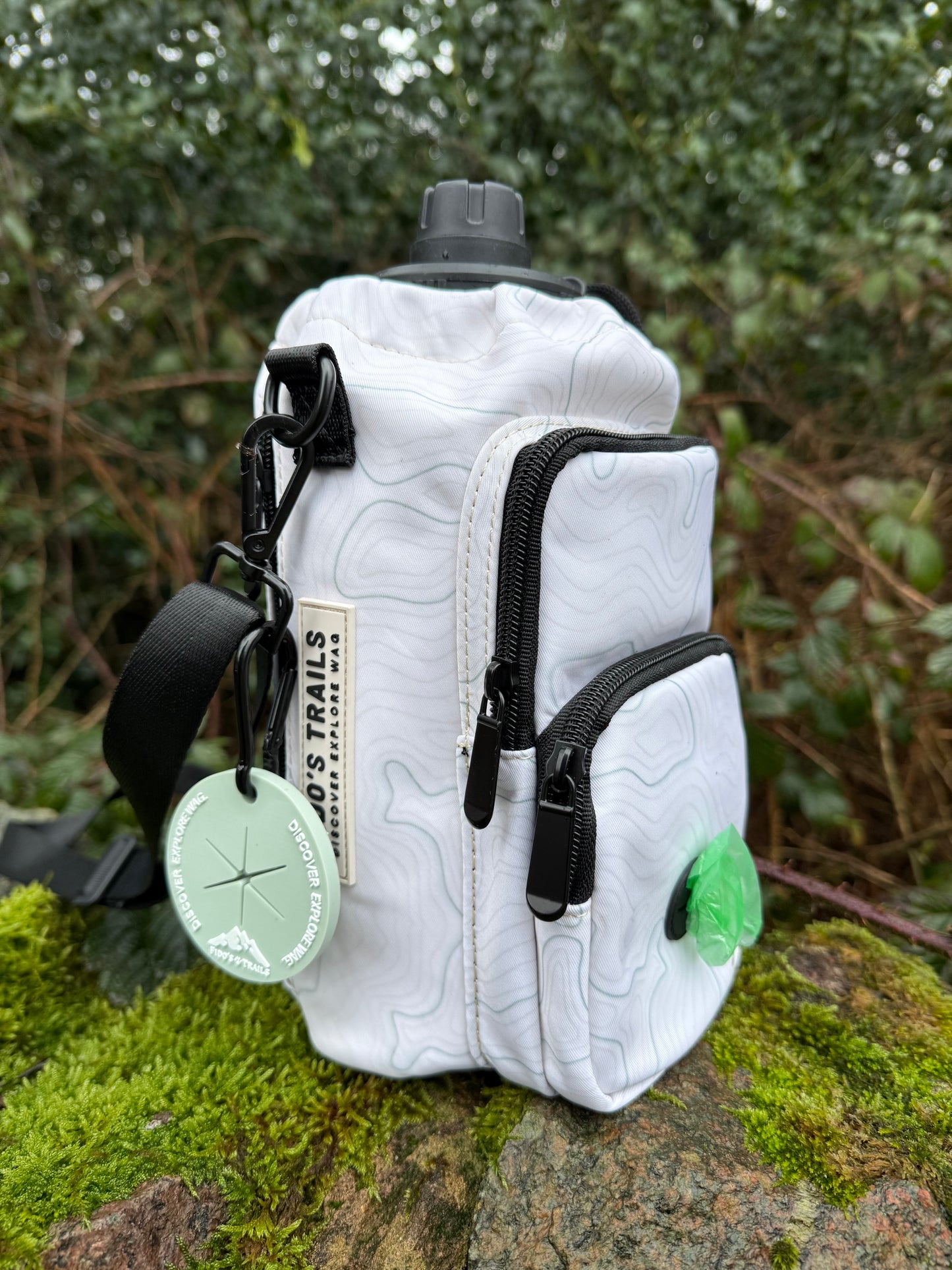 Cream Contour Trail Bottle Bag displayed outdoors during walk